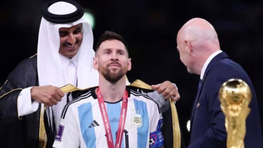 El significado de la capa que el jeque de Qatar le puso a Messi antes de levantar la Copa del Mundo