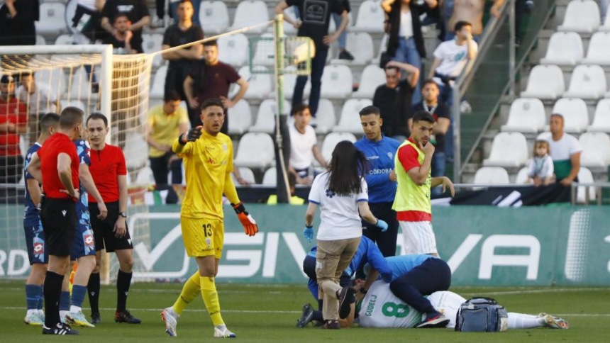 EN VIDEO | Futbolista sufrió paro cardíaco en pleno partido, fue reanimado y después pretendía seguir jugando