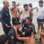 EN VIDEO | El heroico rescate de una persona que se ahogaba en una playa de Vargas