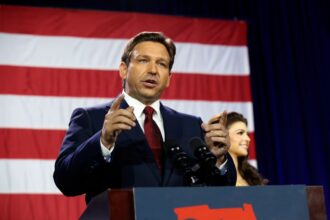 El gobernador de Florida, Ron DeSanti, convirtió en ley el proyecto HB 1471, una nueva norma que le otorga amplios poderes al Ejecutivo estatal para designar organizaciones terroristas a grupos de izquierda.  