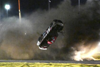 El espectacular video del accidente del que salió ileso el piloto de Nascar Ryan Precce, el carro se volcó más de 10 veces y quedó destrozado