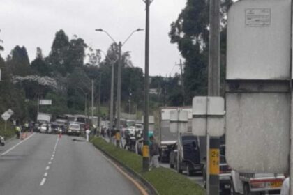 El cadáver de un joven venezolano fue encontrado este viernes dentro de un vehículo en una autopista que comunica a las ciudades de Medellín y Bogotá.