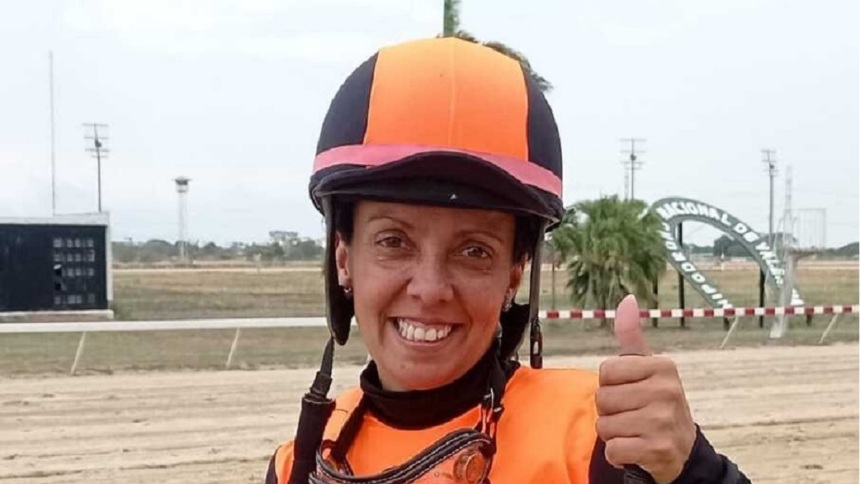 Muere jocketa venezolana tras caer de su caballo en plena carrera