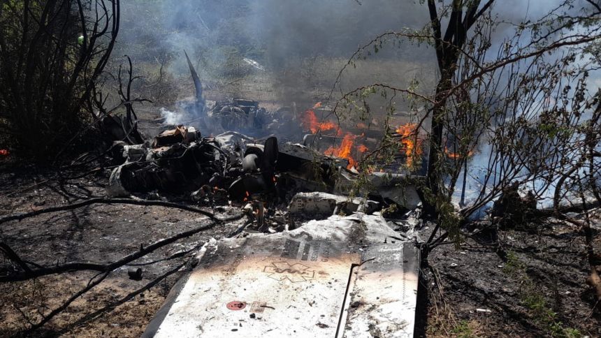 Avión ambulancia se precipitó a tierra poco después de su despegue dejando al menos un muerto y cinco heridos