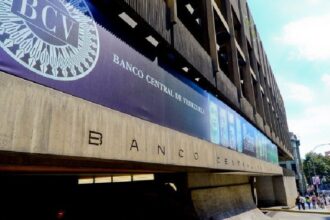 El Gobierno de Estados Unidos levantó este martes, 14 de abril, las sanciones impuestas al sistema de banca pública venezolana, incluyendo al Banco Central de Venezuela (BCV). 