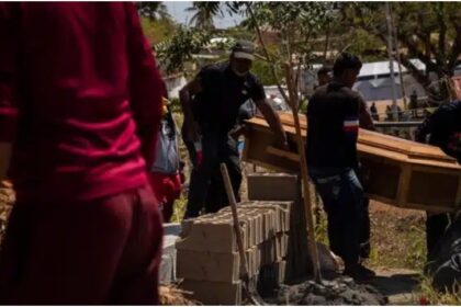 El derrumbe en mina de Bolívar habría sido provocado por indígenas, así lo aseguró este jueves 22 de octubre Familiares de una de las, al menos, 16 víctimas mortales de la tragedia.  