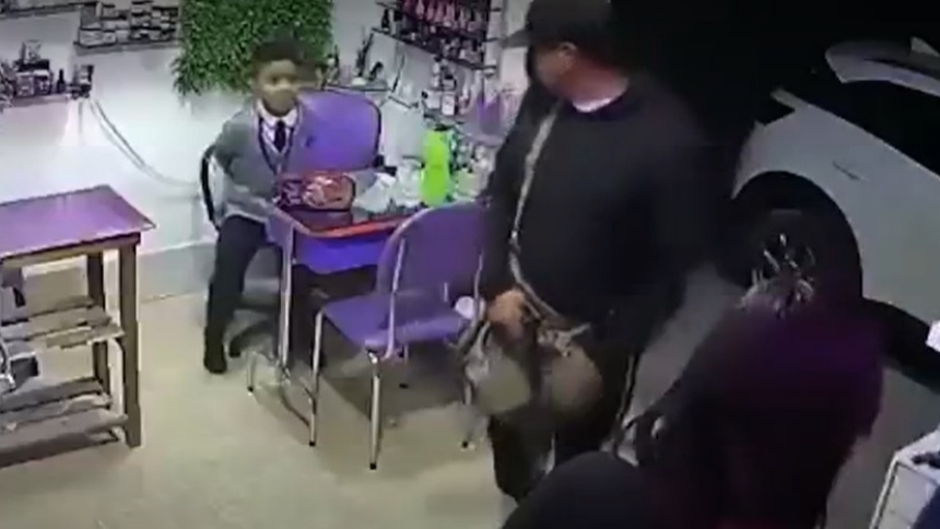 Al menos dos delincuentes dispararon para asaltar un salón de belleza, pero momentos antes un niño intentó pedir ayuda. Este nuevo atraco fue registrado por las cámaras de seguridad situadas en el interior del local, ubicado en el estado de Hidalgo (México).  