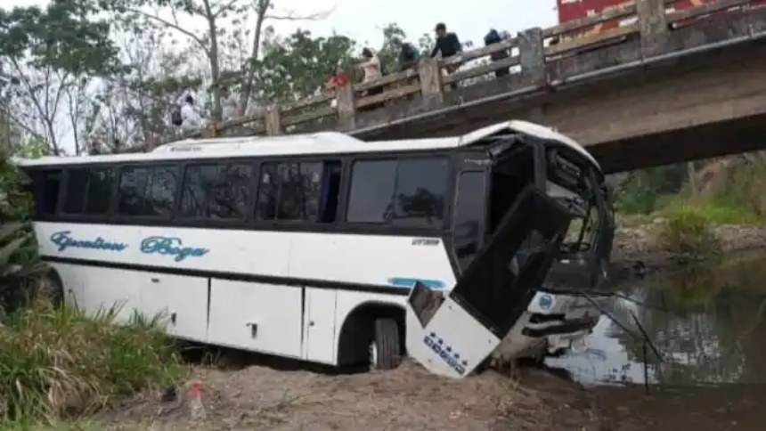 EN BARINAS: Conductor de autobús con más de 50 pasajeros perdió el control y cayó por un barranco