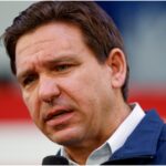 Los migrantes venezolanos enviados por el gobernador de Florida, Ron DeSantis, a Martha's Vineyard demandar a empresa de vuelos fletados.