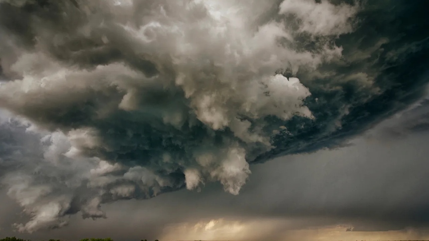 Un nuevo sistema de tormentas eléctricas y fuertes vientos amenaza el sureste de EEUU. Advirtieron, que en el inicio del fin de semana, los riesgos se intensifican para las áreas cercanas al corredor de la Interestatal 10.  