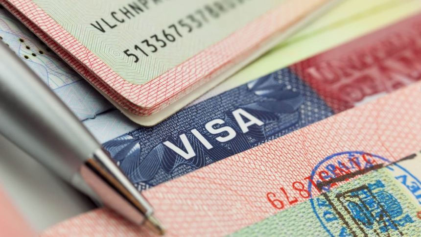 La negativa de una solicitud de visa de EEUU puede ser un golpe duro, pero no significa el fin de tus planes de viajar. Una pregunta común entre quienes enfrentan esta situación es: ¿Cuántas veces puedo volver a intentarlo?  