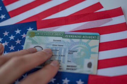 ¿Cuáles de tus familiares se pueden beneficiarte de tu Green Card y vivir en los Estados Unidos? Es una pregunta que hacen de este documento.  