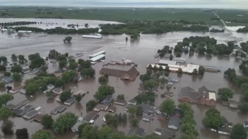 Algunas partes de Iowa registraron inundaciones severas, pero la ola de calor sigue azotando a EEUU, con temperaturas récord