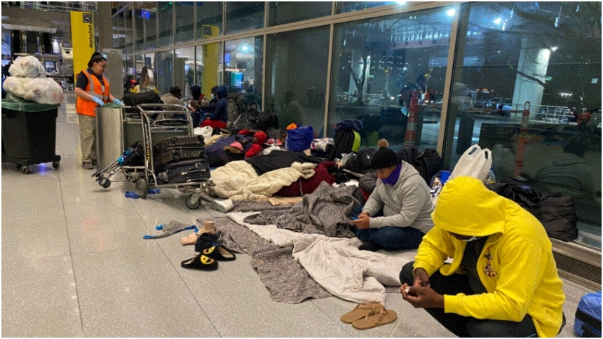 Las familias migrantes, que duermen en el Aeropuerto Internacional Logan, en Boston, deben desalojarlo este martes, 9 de julio. Las familias migrantes, que duermen en el Aeropuerto Internacional Logan, en Boston, deben desalojarlo este martes, 9 de julio. Las familias migrantes, que duermen en el Aeropuerto Internacional Logan, en Boston, deben desalojarlo este martes, 9 de julio.