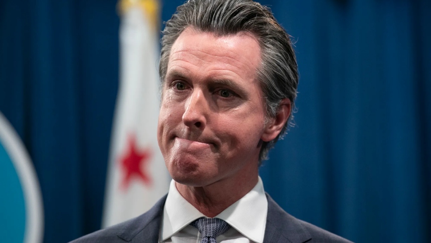 En un intento por frenar el creciente problema de los saqueos y robos en tiendas, el gobernador de California, Gavin Newsom, firmó el pasado viernes un paquete bipartidista de 10 proyectos de ley que endurecen las penas para los delincuentes reincidentes y agilizan el proceso judicial.  