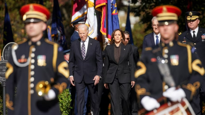 El presidente de EEUU, Joe Biden, colocó una corona en el Cementerio Nacional de Arlington este lunes, 11 de noviembre, por el Día de los Veteranos.  