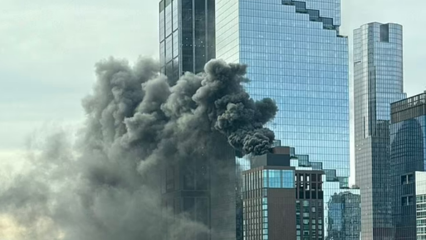 Un gran incendio se desató este jueves, 14 de noviembre, en el tejado de un rascacielos del centro de Manhattan, llenando el cielo de la ciudad de Nueva York con un espeso humo. La situación desató un verdadero pánico entre los habitantes durante horas.  