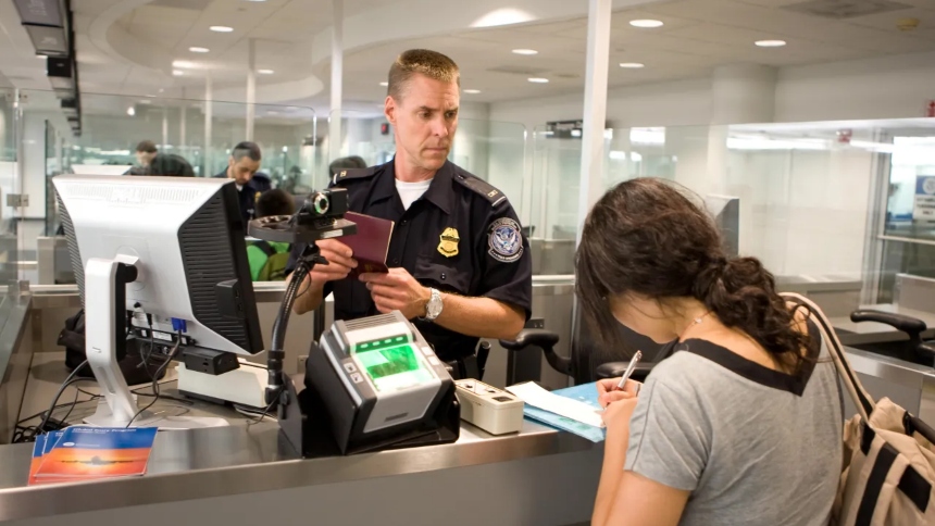 Si alguna vez has estado en un aeropuerto internacional en EEUU, es posible que hayas escuchado historias sobre el temido “cuartito” de Migración.  