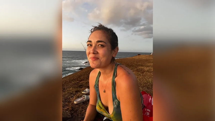 Lo que se detalló, es que Hannah Kobayashi, de 30 años y oriunda de Maui, cruzó la frontera entre Estados Unidos y México en California de manera voluntaria el 12 de noviembre, días después de perder su vuelo de conexión a Nueva York.  