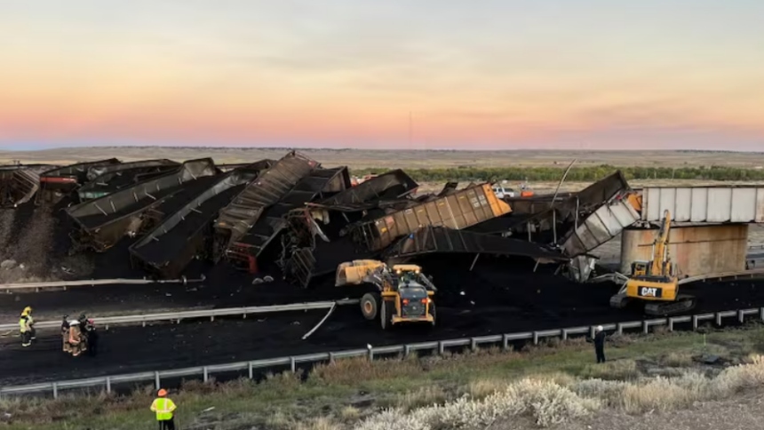 Este miércoles, 18 de diciembre, un trágico accidente ferroviario sacudió la pequeña ciudad de Pecos, en el oeste de Texas, cuando un tren de carga de Union Pacific descarriló tras chocar con un camión de arrastre en un cruce ferroviario. El hecho resultó en la muerte de dos empleados de la compañía y dejó a tres personas heridas.  