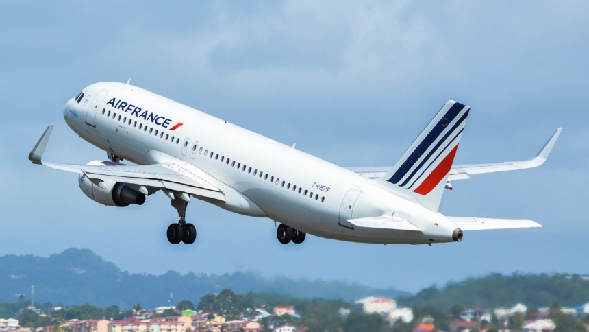 Una tragedia sacudió un vuelo de Air France que viajaba de París (Francia) a Boston (EEUU) cuando un pasajero falleció a bordo. 