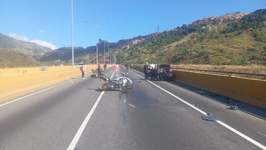 Aparatoso accidente de dos motos con un vehículo en la autopista Caracas-La Guaira dejó al menos tres heridos