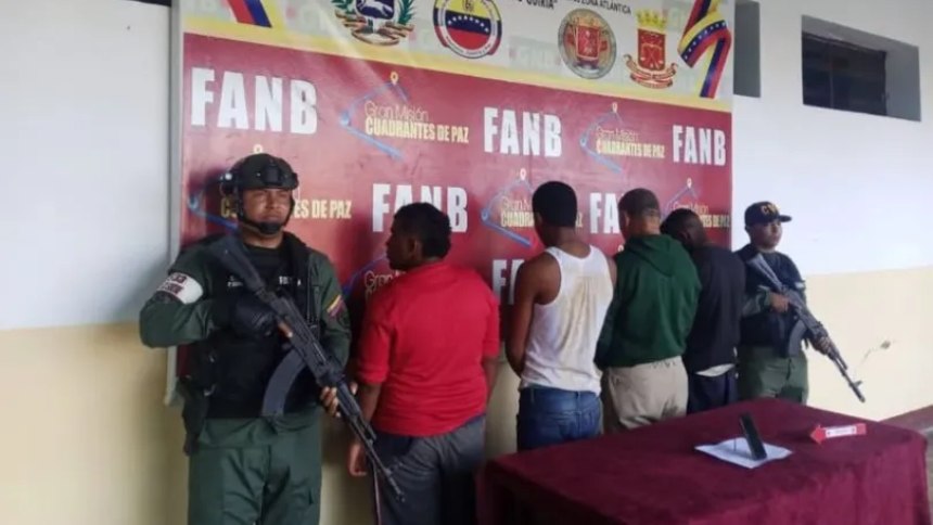 EN SUCRE: Cuatro detenidos por tráfico de personas, llevaban casi 30 pasajeros en un peñero rumbo a Trinidad y Tobago