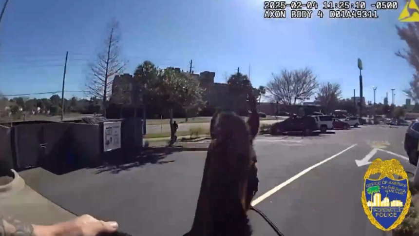 En un incidente que parece sacado de una película, la ciudad de Jacksonville, Florida, fue escenario de una insólita persecución policial este martes por la mañana. 