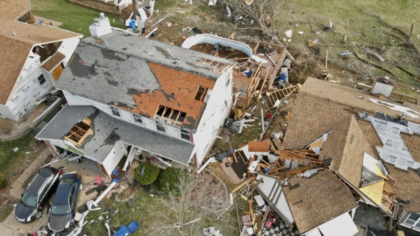 Un sistema de tormentas severas y tornados ha causado estragos en el centro y sur de EEUU, dejando un saldo de al menos 40 muertos y decenas de heridos. 