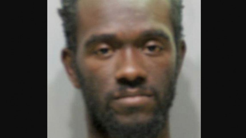 En un caso que ha conmocionado a muchos en Detroit (EEUU), Andre Stephon-Curtis Broadenax, de 29 años, enfrenta múltiples cargos penales tras ser acusado de irrumpir en una vivienda y presuntamente forzar a su hija de 11 años a colaborar en el delito.  