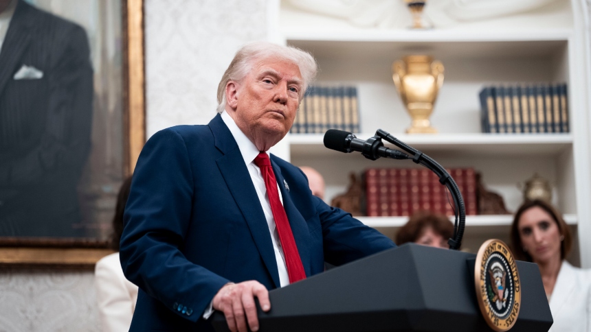 El presidente de EEUU, Donald Trump, protagonizó un tenso intercambio con una reportera de CNBC cuando esta le preguntó sobre el apodo "TACO", acrónimo de "Trump Always Chickens Out" ("Trump siempre se acobarda").  