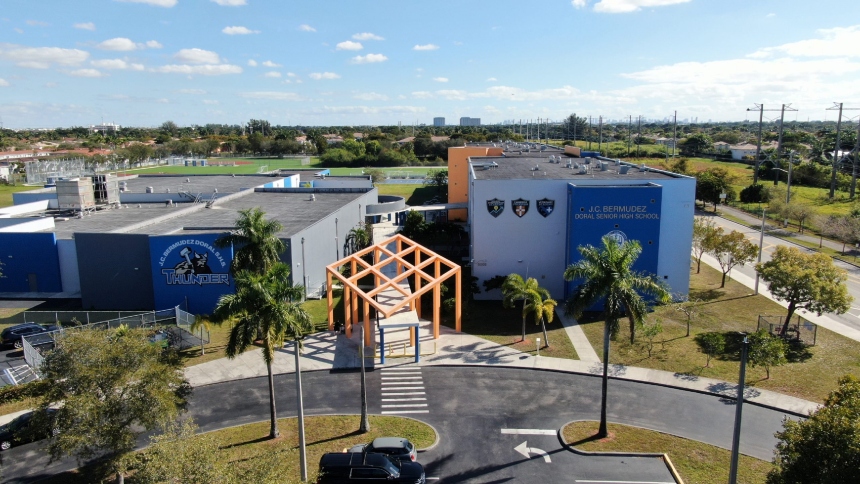 Un profesor de ciencias de la escuela secundaria JCBermudez Doral Senior High School, en Florida (EEUU) fue arrestado después de que presuntamente tuvo una relación sexual con una estudiante de 17 años.