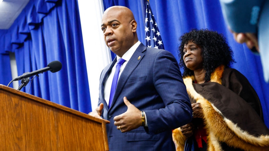 El alcalde de Newark, Nueva Jersey (EEUU), Ras Baraka, fue arrestado este viernes, 9 de mayo, en las afueras del centro de detención Delaney Hall, administrado por el Servicio de Inmigración y Control de Aduanas (ICE, por sus siglas en inglés).  