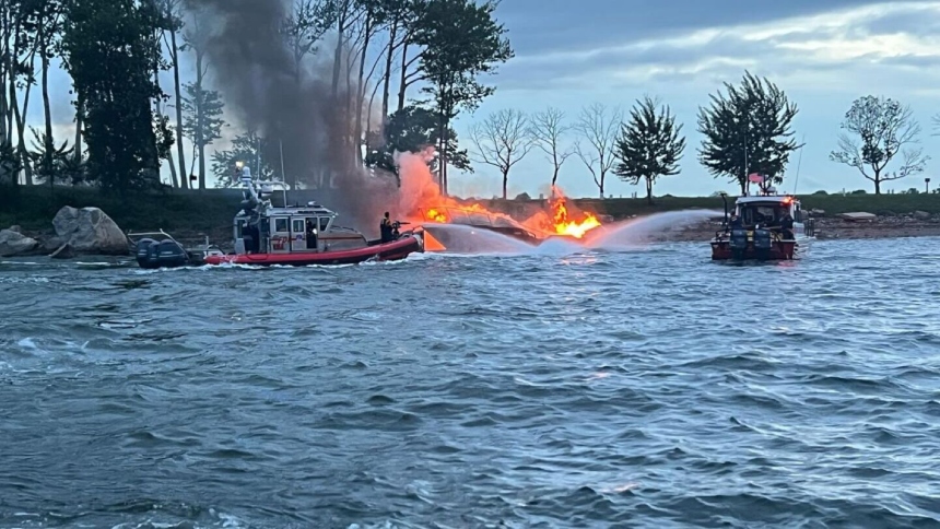 Un paseo en barco cerca de City Island, en el Bronx (EEUU), terminó en caos y desesperación cuando una embarcación con más de 20 personas a bordo se incendió en plena la noche. El capitán terminó arrestado.  