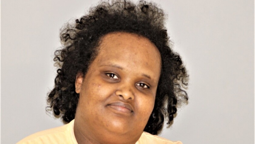 Suad Ali, una mujer de 29 años residente en Minnesota (EEUU), terminó condenada a 12 años y medio de prisión por el asesinato de su hija de tres años.  