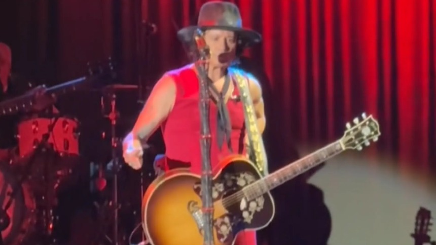 VIDEO: Cantante español paró concierto para criticar el uso del celular entre su público y se volvió viral