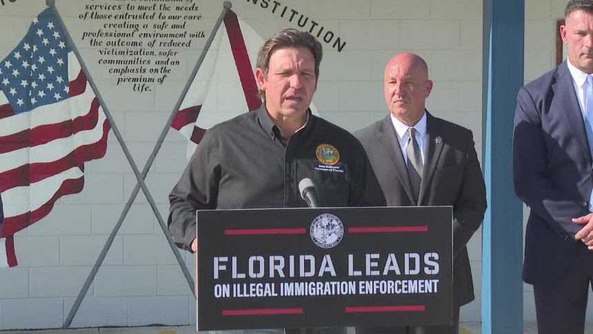 El gobernador de Florida (EEUU), Ron DeSantis, anunció este jueves, 14 de agosto, la construcción de un nuevo centro de detención para migrantes denominado “Deportation Depot”.  