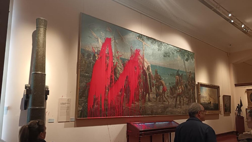 Activistas arrojaron pintura roja a cuadro de Colón en Madrid