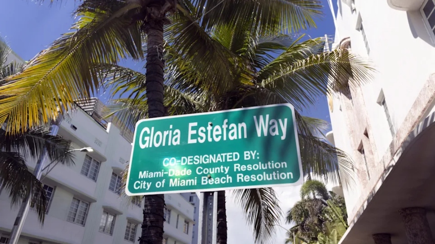 En una emotiva ceremonia, celebrada frente al histórico Hotel Cardozo, la ciudad de Miami Beach (EEUU) oficializó el cambio de nombre de una calle por el de la cantante cubanoestadounidense Gloria Estefan, ganadora de cuatro Grammys.