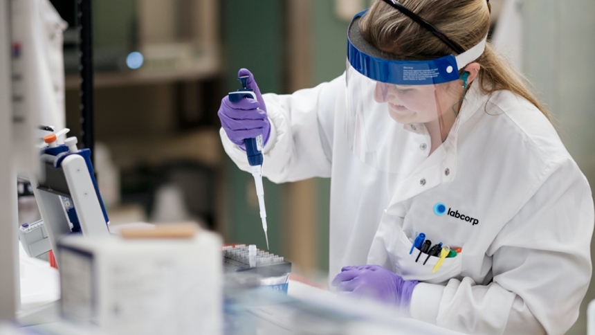 En una decisión que marca un giro significativo en la política migratoria, el Departamento de Seguridad Nacional de Estados Unidos (DHS, por sus siglas en inglés) anunció una propuesta para ampliar la recolección de datos biométricos en los trámites migratorios, incluyendo ADN.  