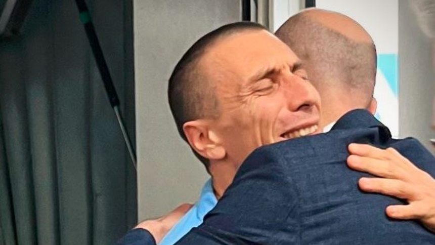 Camilo Castro, el preso político de nacionalidad francesa liberado durante la madrugada de este 16 de noviembre, arribó a Francia este mismo domingo, donde lo recibieron sus familiares y algunas autoridades de la nación europea.