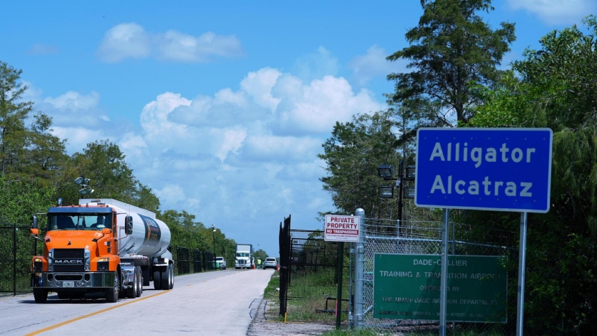 Un juez federal en Florida (EEUU) rechazó otra solicitud para cerrar el polémico centro de detención de inmigrantes conocido como Alligator Alcatraz, ubicado en los Everglades. La decisión representa un revés para los grupos de derechos civiles que buscan clausurar la instalación. 