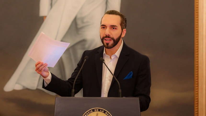 Bukele dice que le gustaría seguir "diez años más" gobernando en El Salvador