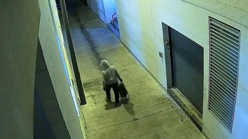 Un hombre de Virginia (EEUU) terminó arrestado por el FBI, acusado de colocar bombas caseras cerca de las sedes de los partidos Republicano y Demócrata en Washington D.C. el 5 de enero de 2021, un día antes del asalto al Capitolio.  