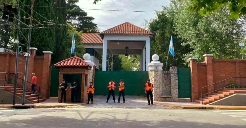 Un soldado aparece muerto en la residencia oficial del presidente argentino, Javier Milei