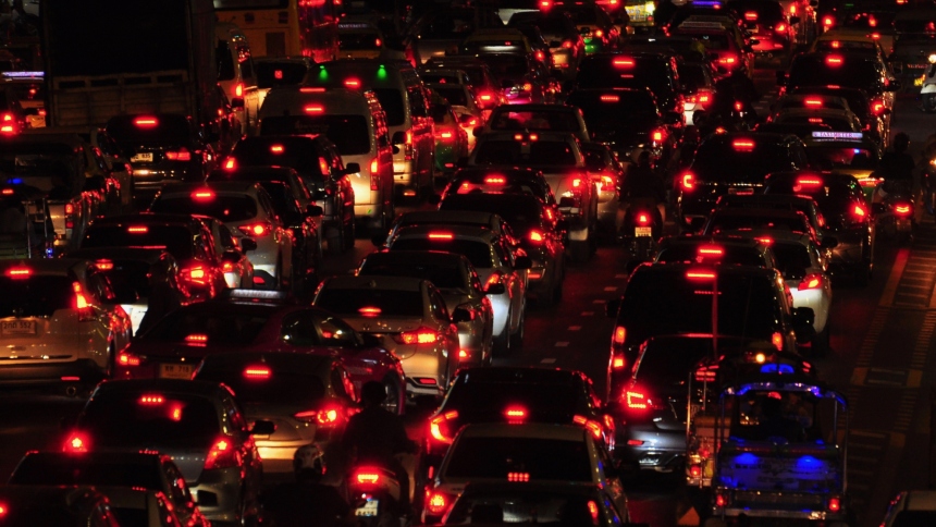 El más reciente informe de INRIX, firma global de análisis de movilidad, confirma que la congestión vehicular en Estados Unidos se disparó durante 2025, generando demoras significativas y un impacto económico sin precedentes.  