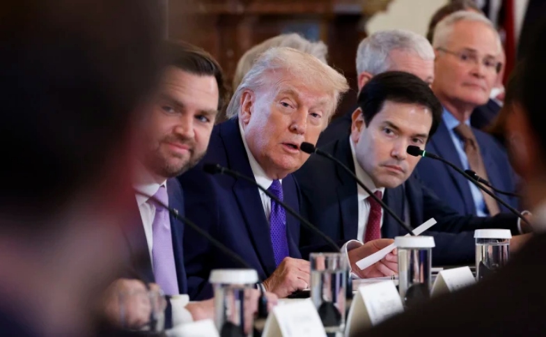 El presidente de Estados Unidos, Donald Trump, aseguró este viernes, 9 de enero, a los principales ejecutivos de la industria petrolera estadounidenses que sus compañías contarán con “total seguridad, total protección” para operar en Venezuela, aunque sin ofrecer detalles concretos sobre cómo se implementarán esas garantías legales.  