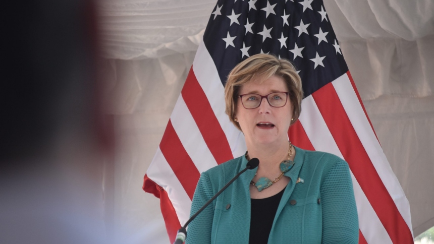 La diplomática estadounidense Laura Dogu, enviada por el gobierno del presidente Donald Trump, llegará a Caracas este sábado, 31 de enero para asumir formalmente como Encargada de Negocios de la Oficina Externa de los Estados Unidos para Venezuela.  