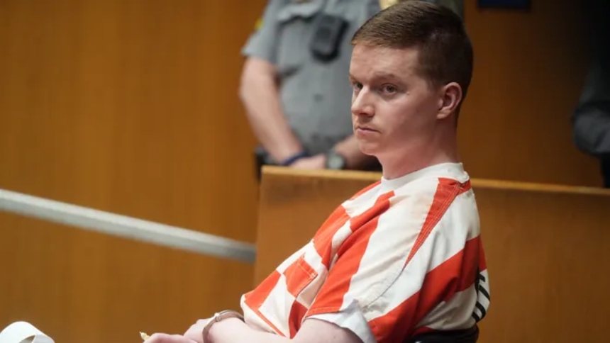 La justicia del condado Ocean, en Nueva Jersey, dictó cadena perpetua sin posibilidad de libertad condicional contra Mark J. Austin, de 34 años, tras concluir que contrató a un sicario para asesinar a su propio padre.  