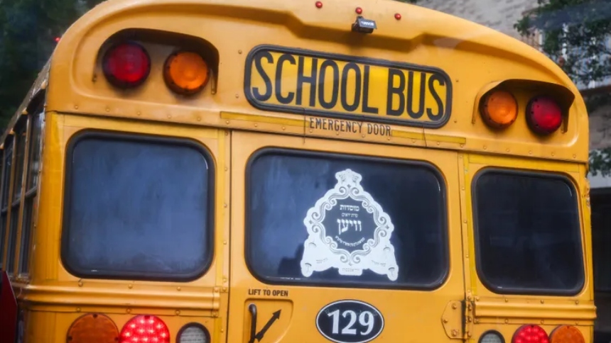 El Departamento de Policía de Grafton, en Massachusetts (EEUU), confirmó la detención de un hombre de 54 años, residente de Worcester, tras una investigación que reveló presuntos delitos cometidos contra menores mientras trabajaba como conductor de autobús escolar.  